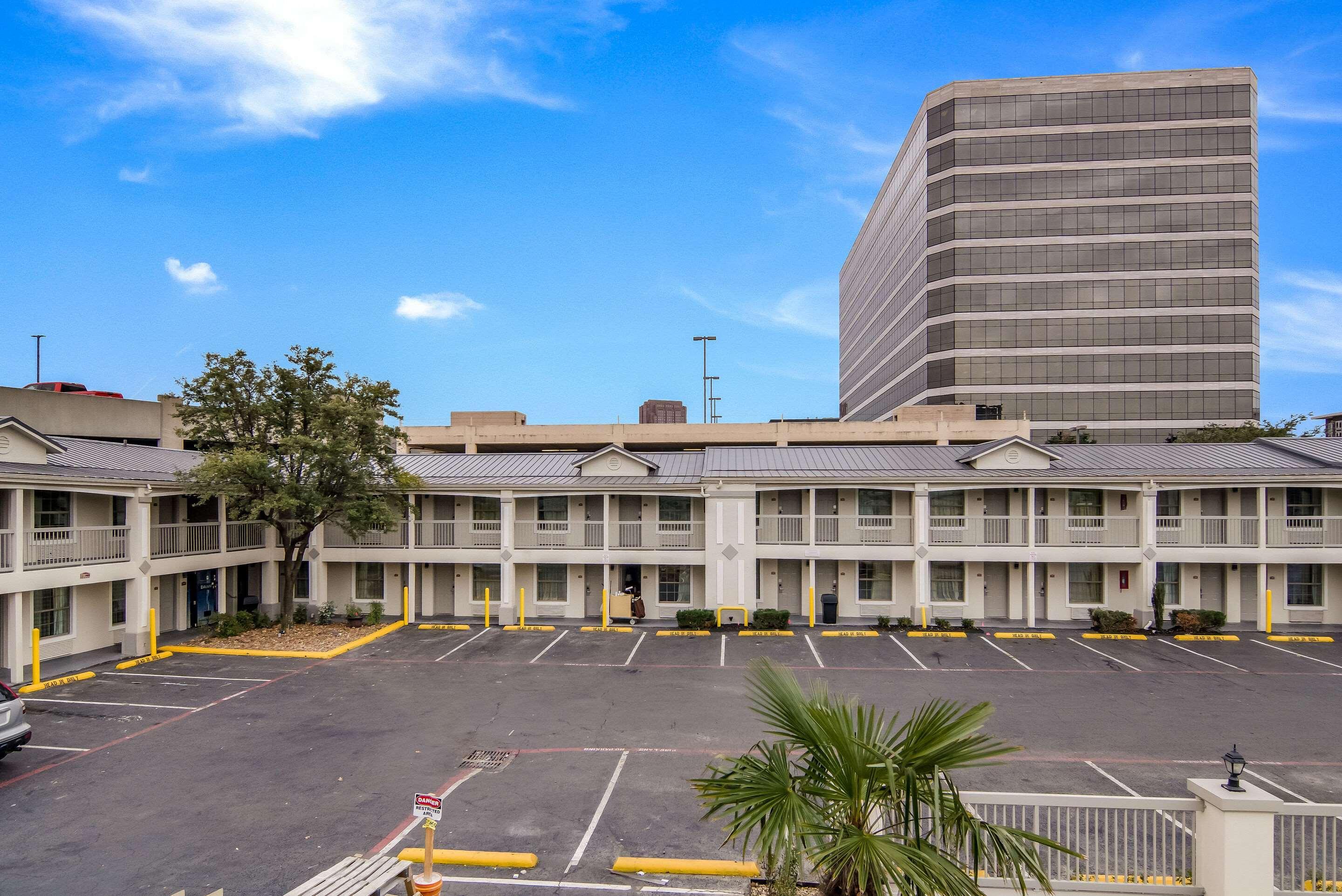 Quality Inn & Suites Dallas-Cityplace Exterior foto