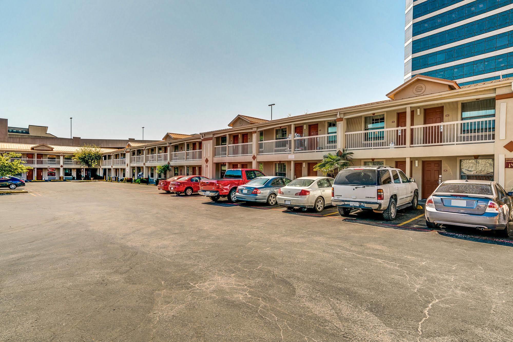 Quality Inn & Suites Dallas-Cityplace Exterior foto